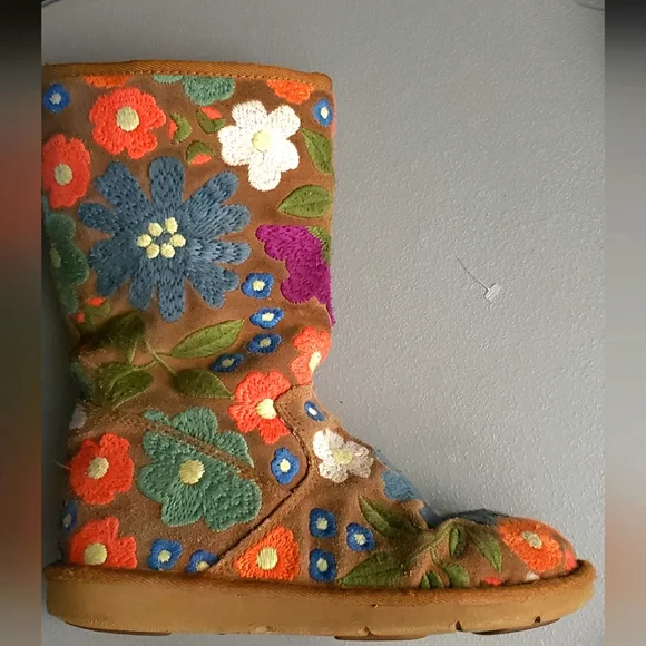 UGG Size Wahine Floral Embroidered Suede Boots htf rare hippie